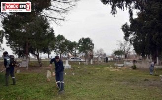 Germencik’teki mezarlıklarda bayram temizliği