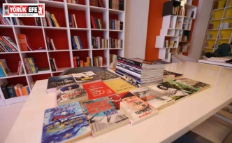 Kitap Kafe’ye önemli isimlerden anlamlı bağış