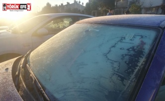 Sıcaklık sıfırın altına düştü, araçların camları buz tuttu