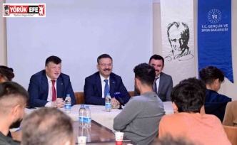 Vali Aksoy, üniversiteli öğrencilerin misafiri oldu