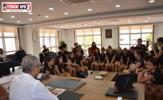Başkan Kaplan, voleybolcu kızları misafir etti