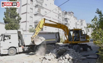 Kuşadası’nda yollar yenilenmeye devam ediyor