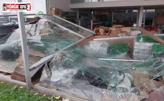 Söke’de fırtına işyerinin camlarını yerle bir etti