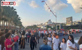 Kuşadası’nda vatandaşlardan coşkulu yürüyüş