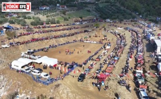 Kuyucak’ta pehlivan develer şampiyonluk için güreşti