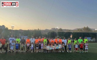 Babaları sahada çocuklar ise tribünde ter döktü