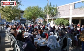Köyün gençleri ve ihtiyar heyeti, tüm köyü aynı sofrada topladı