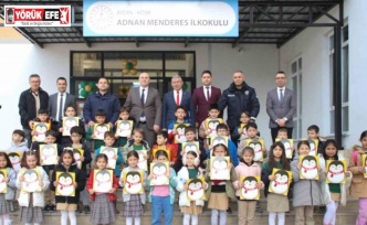 Köşk’te öğrencilerin yarıyıl karnelerini Kaymakam Taş verdi