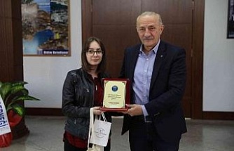 Başkan Atabay, başarısı ile Türkiye’yi gururlandıran Didimli Ada Cemre’ye plaket