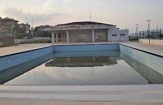 Karacasu Belediye Başkanı Erikmen’in anlamsız tutumu nedeniyle halk havuzda serinleyemiyor