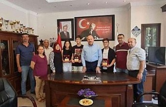 Başkan Ertürk, dereceye giren öğrencilerle buluştu
