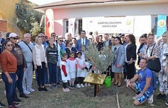 Didim’de 74 ülke vatandaşı kendi ülkelerinin isimlerini koyduğu ağaçları toprakla buluşturdu