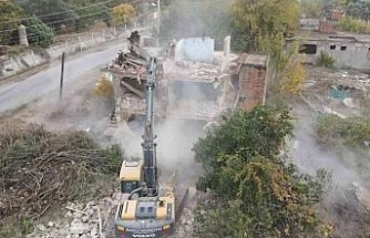Nazilli’de metruk binalar yıkılıyor