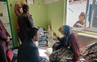 Asırlık çınarları yalnız bırakmayan Müdür Turan, yaşlılara Türk bayrağı hediye etti