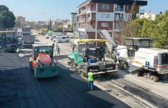 Aydın Büyükşehir Belediyesi Kuşadası’nda yol yapım çalışmalarına devam ediyor