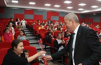 Depremzede çocuklar Koçarlı’da tiyatro ile moral depoladı