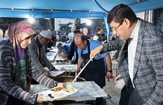 Nazilli Belediyesi’nin iftar sofralarında vatandaşlar bir araya geliyor