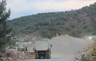 Böyle duyarsızlık görülmedi, yolun ortasına şantiye kurdular