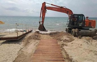 Kuşadası Belediyesi, denizde de engelleri kaldırıyor
