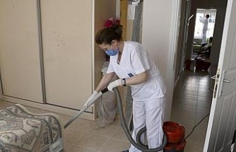 Kuşadası Belediyesi Evde Bakım Birimi vatandaşların yanında