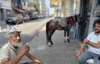 Cezalardan yılmayan atlı kovboy yeni atıyla sahnede
