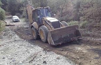 Efeler’de bozulan yollara anında müdahale