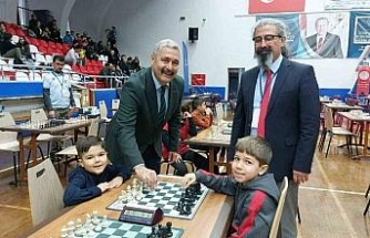 Efeler’de öğrenciler kazanmak için 50 bin hamle gerçekleştirdi