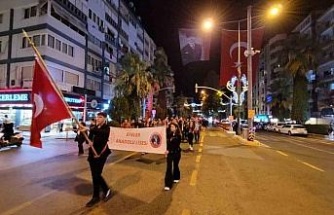 Liseli gençler, Atatürk için yürüdü