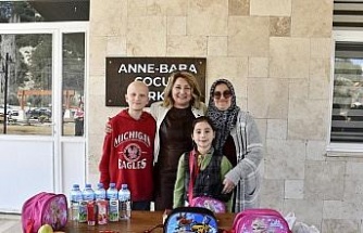 Kuşadası Belediyesi, öğrencilerin beslenme çantalarını dolduruyor