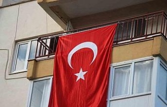Konya’daki kazada şehit olan Uzman Çavuş Güven’in evine Türk bayrağı asıldı