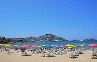 Kuşadası’nın halk plajlarında şemsiye ve şezlonglar artık ücretsiz