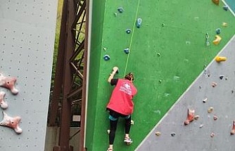 Olimpik tırmanma duvarına çıkan gençler adrenalini yaşadı