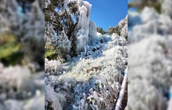 Patlayan su borusundan fışkıran sular görsel şölene dönüştü