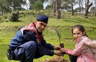 Jandarma öğrencilerle birlikte fidanları toprakla buluşturdu