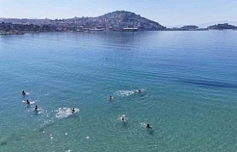 Kuşadası’nda sıcaklık 29 dereceyi bulunca plajlar doldu, taştı