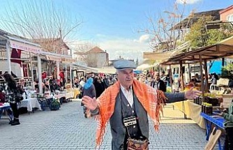 Neşesini 30 yıldır boynunda taşıdığı radyoya borçlu