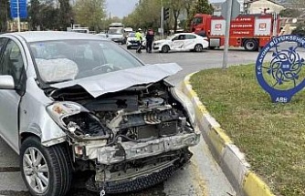 Otomobiller kavşakta çarpıştı: 1 yaralı