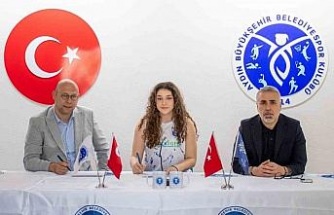Başarılı voleybolcu 18 yaşına girdiği gün profesyonel sözleşme imzaladı