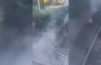 Demiryolunda yakarak temizlik çalışması vatandaşları tedirgin etti.