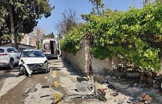 Direksiyon hakimiyetini kaybeden sürücü bahçe duvarına çarptı