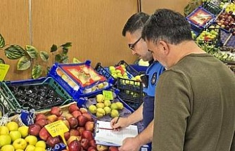Efeler’de zabıta ekipleri manavlarda fiyat etiketlerini denetledi