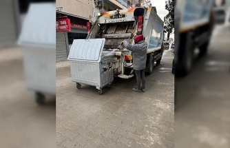 Germencik Belediyesi çöp konteynerlerini ilaçlıyor