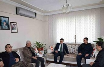 Kaymakam Gündoğdu şehit ailelerine Türk Bayrağı takdim etti