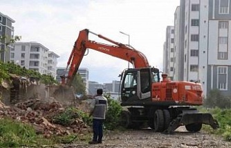 Nazilli’de tehlike oluşturan 10 metruk bina yıkıldı