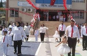 Söke’de velilerden çocuklarıyla anlamlı vals gösterisi