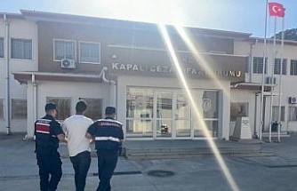 Kuşadası JASAT’tan sahilde operasyon: Aranan şahıs güneşlenirken yakalandı