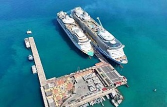 Kuşadası’na iki kruvaziyerle 6 bin 409 turist geldi