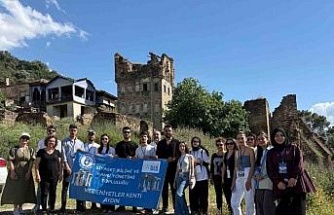 Üniversiteli gençler, tarihi Arpaz Kulesi’ne dikkat çekti