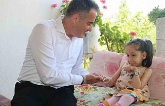 Başkan Arıcı minik Efsa’ya akülü tekerlekli sandalye hediye etti