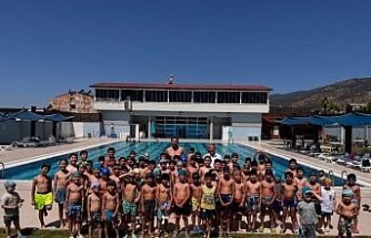 Başkan Erol yüzme kursuna katılan çocukların ilk gün heyecanına ortak oldu